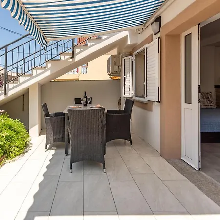 1 Bedroom Cozy In Appartamento Ljubač